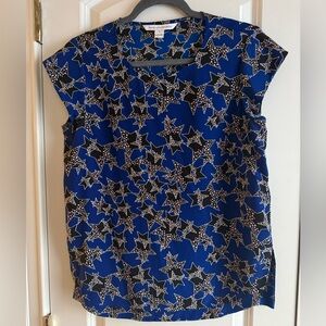 Short-sleeve Silk Star Print Women's Top by Diane von Furstenberg, sz. 6, EUC!